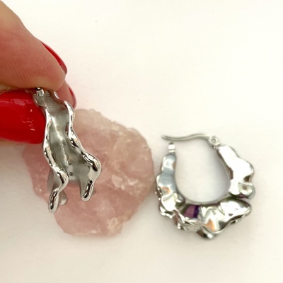 Brincos de argola prateada com textura irregular e pedra rosa