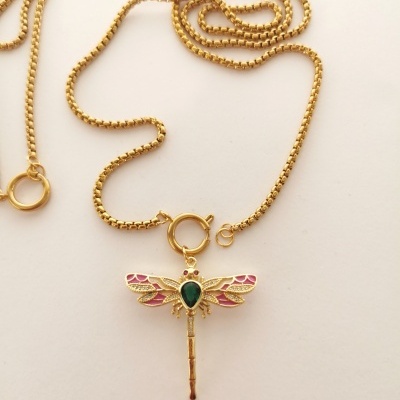 Colar dourado com pingente de libélula colorido