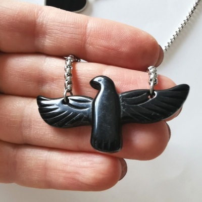 Colar com pendente de pássaro negro com asas estendidas em corrente prateada