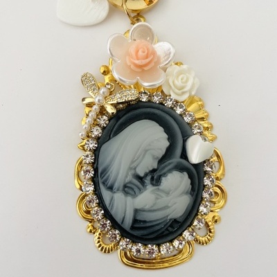 Colar com medalhão dourado e enfeites florais e coração branco