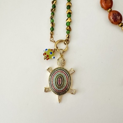 Colar com pendente tartaruga colorida em metal dourado com contas verdes e coração dourado