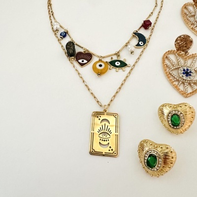 Colar dourado com pendentes coloridos e brincos dourados com pedras verdes