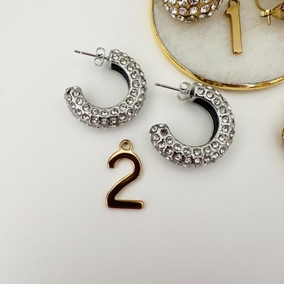 Brincos argola prateados com pedras e pendente número 2 dourado