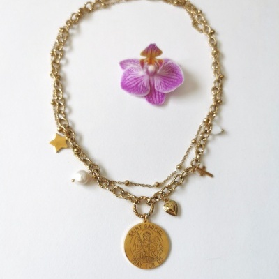 Colar dourado com vários pingentes e flor roxa