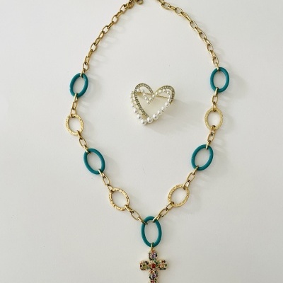 Colar dourado com elos ovais azuis e dourados, pendente cruz colorida e anel coração pérolas e pedras