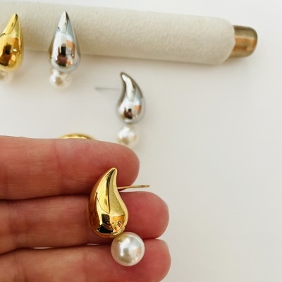 Brincos metálicos dourados e prateados com pérolas redondas artificiais