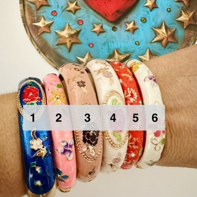 Seis pulseiras esmaltadas florais coloridas usadas no pulso