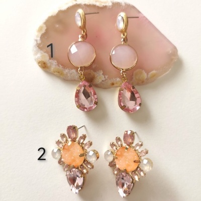 Dois pares de brincos com pedras coloridas em fundo branco