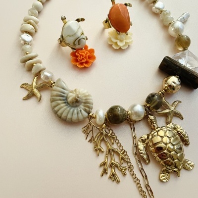 Colar e brincos com pedras naturais e pendentes marinhos em tons neutros e dourados