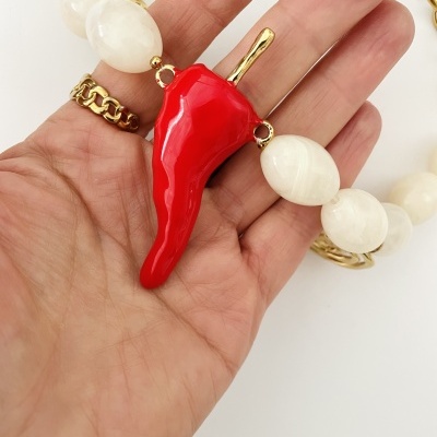 Colar com pendente vermelho em forma de pimento e contas brancas