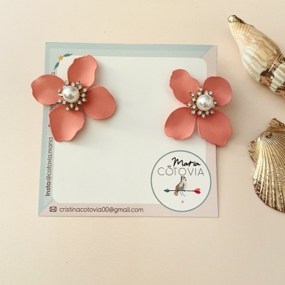 Brincos florais cor-de-rosa com pérola e cristais em cartão de apresentação