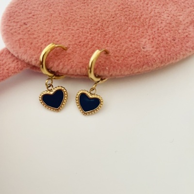 Brincos de argola dourada com coração azul escuro em base de tecido rosa