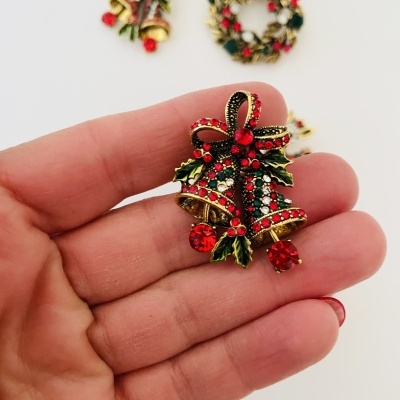 Broche de Natal com sinos, pedras vermelhas e folhas de azevinho