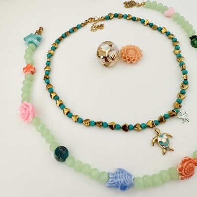 Colar azul esverdeado e dourado com pendente de tartaruga e pulseira verde com pendentes coloridos de praia