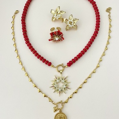 Conjunto de joias com colares e brincos florais em dourado e vermelho