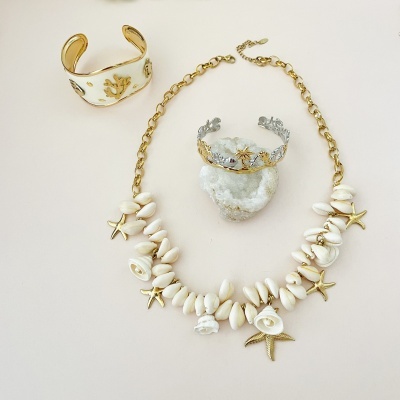 Conjunto de joalharia com colar e dois braceletes com conchas e estrelas do mar