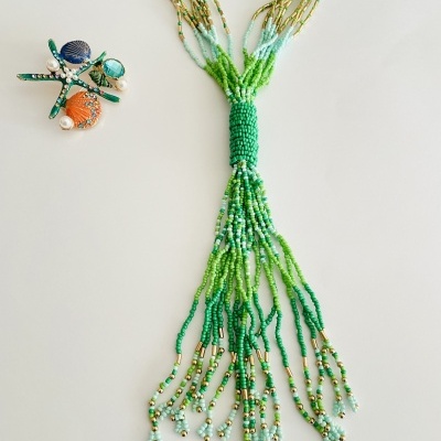 Conjunto de colar e anel com contas coloridas e elementos de conchas e estrela-do-mar