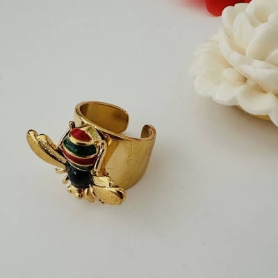 Anel dourado com abelha colorida e flor artificial branca