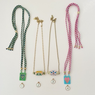 Colares com pendentes em contas coloridas e cordões trançados, numerados de 1 a 4, sobre fundo branco.