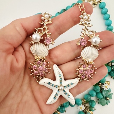 Colar com pendente em forma de estrela do mar decorativo em pedras e pérolas