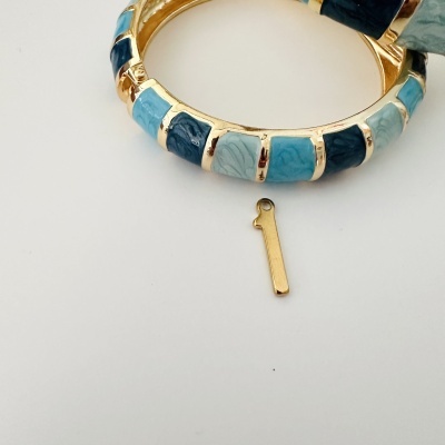 Pulseira azul e dourada com pendente número 1 dourado