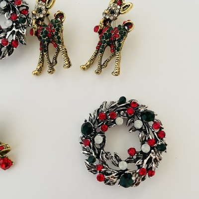 Broches de cervo dourados com pedras coloridas e broche de guirlanda prateado com pedras