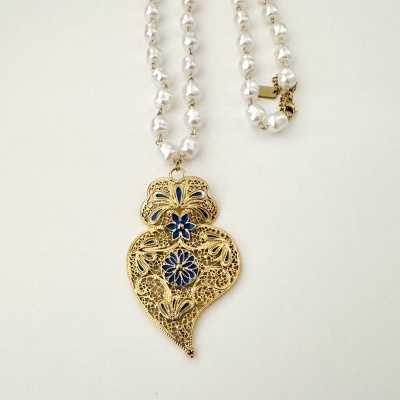 Colar de pérolas brancas com pendente dourado floral azul