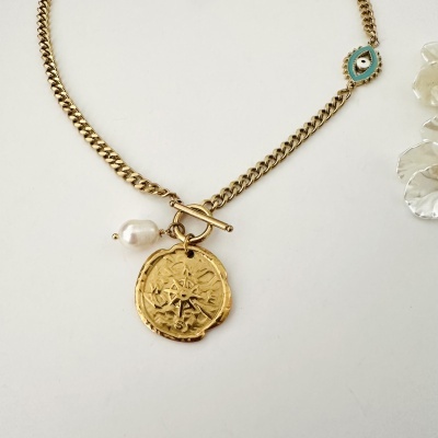 Colar dourado com pendente, pérola e charm azul