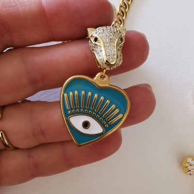 Colar dourado com cabeça de leopardo e pendente de coração azul com símbolo de olho