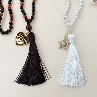 Colares com contas castanho e branco com pendentes e tassels