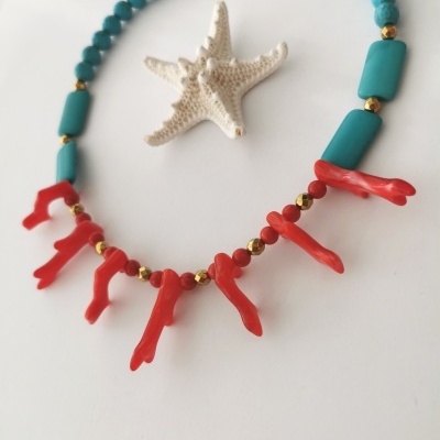 Colar azul e vermelho com pendentes tipo coral e estrela-do-mar