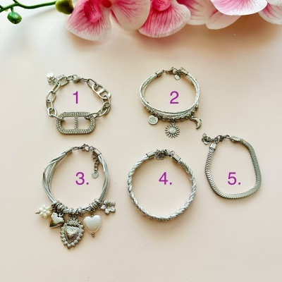 Cinco pulseiras prateadas numeradas sobre fundo rosa claro com flores cor-de-rosa no topo.