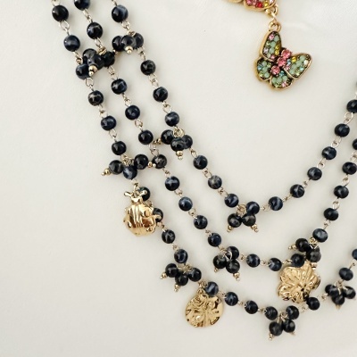 Colares com contas negras e pendentes dourados decorativos