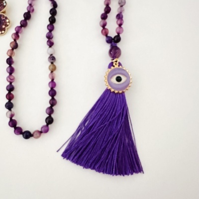 Colar de contas roxas com pendente olho e tassel roxo