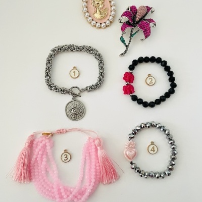 Conjunto de acessórios femininos incluindo broches e pulseiras em várias cores e materiais.