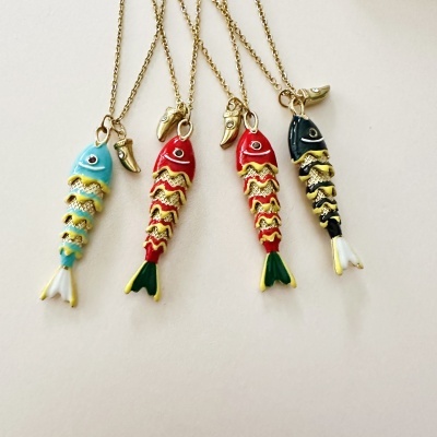 Colares com pendentes de peixe coloridos e detalhes dourados