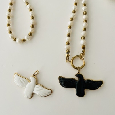 Colar pérolas com pendente pássaro preto e branco