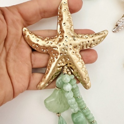 Colar com pendente de estrela do mar dourada e contas verdes