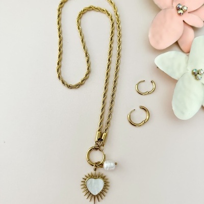 Colar dourado com pendente de coração branco e pérola, dois brincos dourados pequenos, flores rosa e branca decorativas