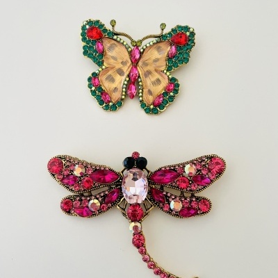 Dois broches decorativos em forma de insetos com pedras coloridas