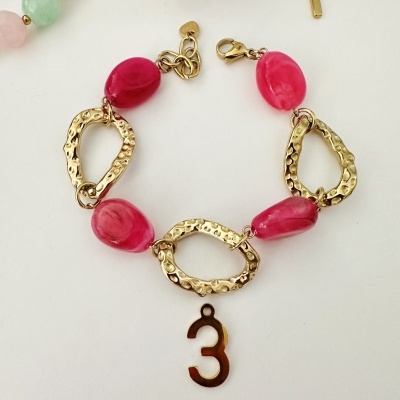 Pulseira rosa com elos dourados e número 3