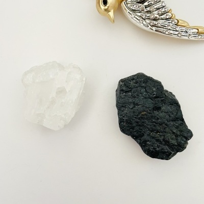 Cristais branco e preto com pássaro dourado e prateado decorativo