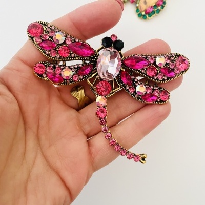 Broche de libélula com pedras brilhantes rosa e cristal translúcido