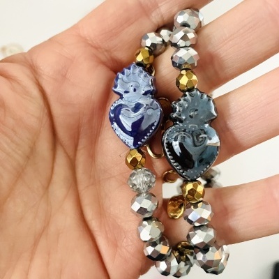 Pulseira com contas metalizadas e ornamentos de coração azul