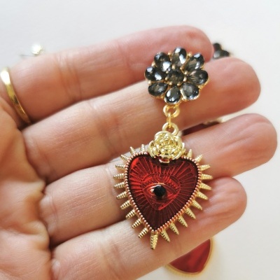 Brinco pendente com pedra preta e coração vermelho com borda dourada