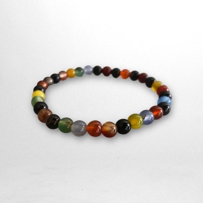 Pulseira com contas coloridas redondas sobre fundo branco