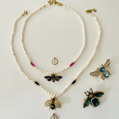 Colares e broches abelha com pedras e contas brancas