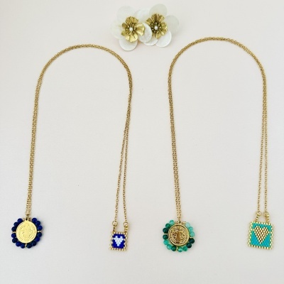 Colares dourados com pendentes coloridos em miçangas e brincos florais brancos e dourados