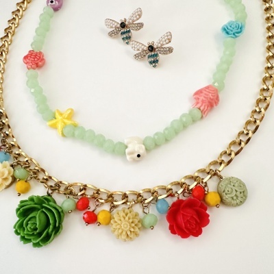 Pulseiras coloridas com contas e pingentes e brincos em forma de abelha com pérolas e strass