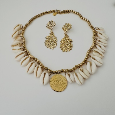 Colar dourado com conchas e pendente circular, com brincos dourados em forma de ramos